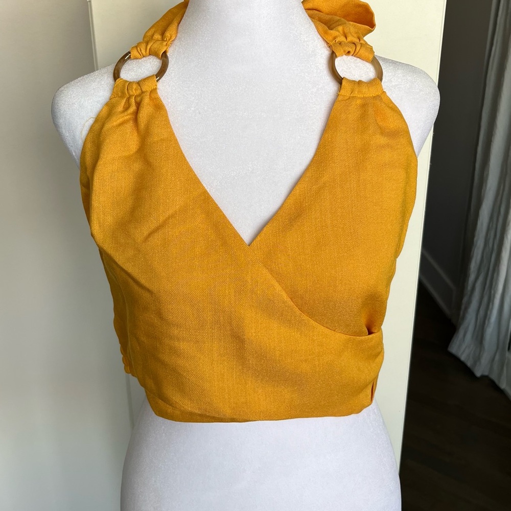 NWT. Moon River cropped halter top. Size S